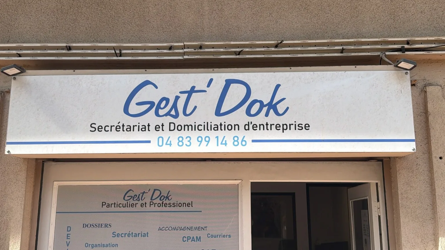 Enseigne sur la façade